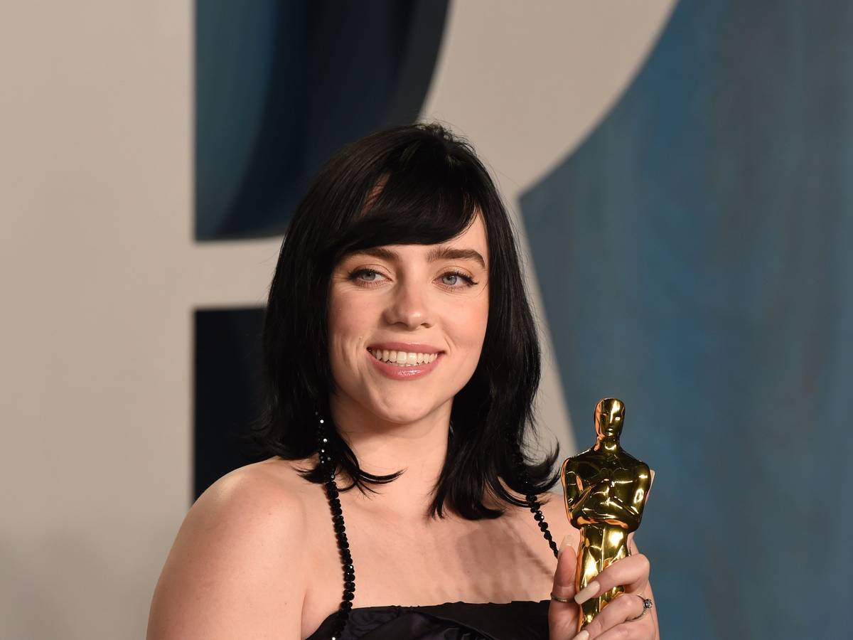 Billie Eilish feiert ihren Oscars für den besten Originalsong für den Bond-Song "No Time To Die" auf der Vanity Fair Oscar Party 2022, nach der 94. Verleihung der Academy Awards, im Wallis Annenberg Center for the Performing Arts in Hollywood.