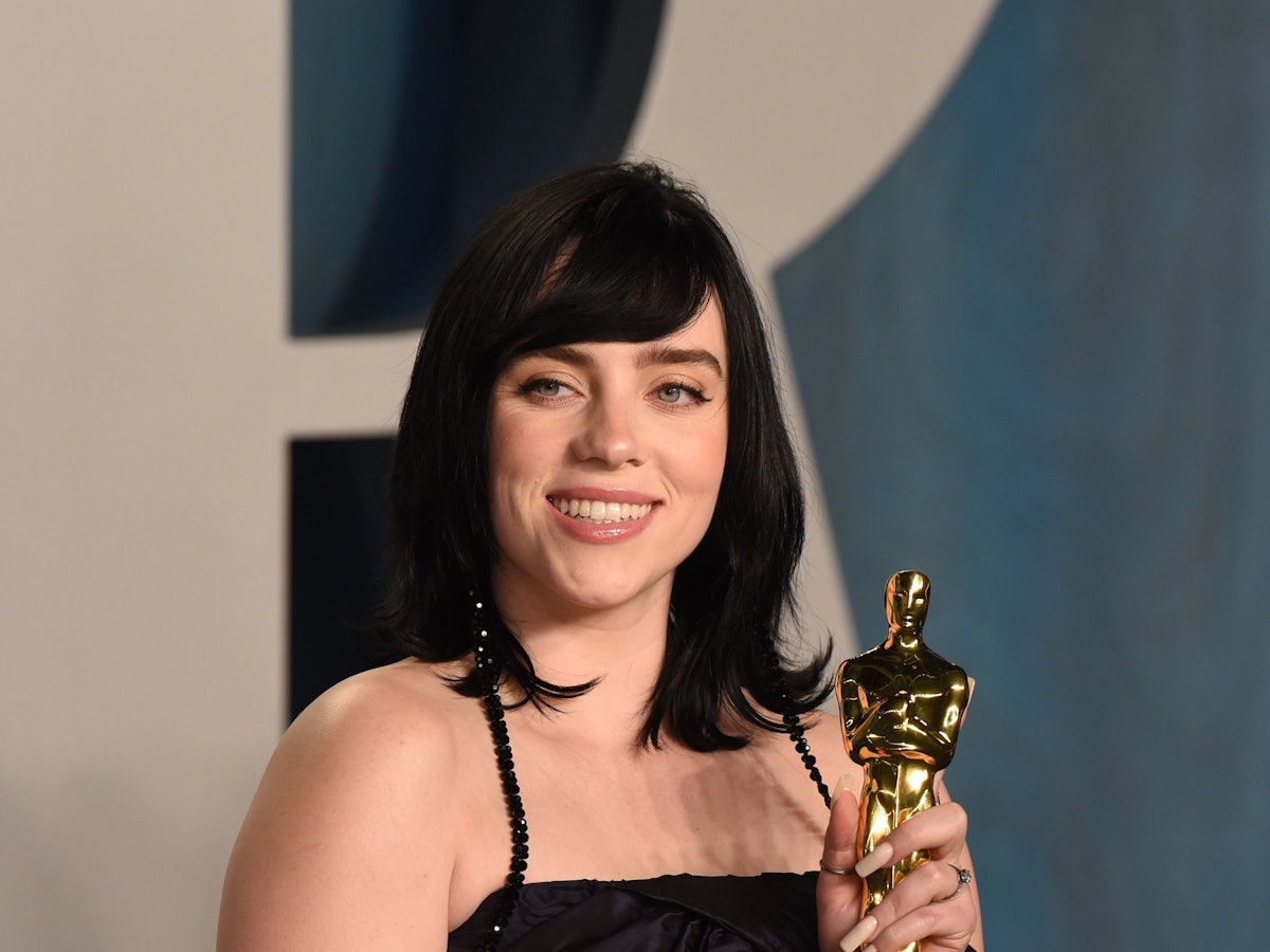 Billie Eilish feiert ihren Oscars für den besten Originalsong für den Bond-Song "No Time To Die" auf der Vanity Fair Oscar Party 2022, nach der 94. Verleihung der Academy Awards, im Wallis Annenberg Center for the Performing Arts in Hollywood.