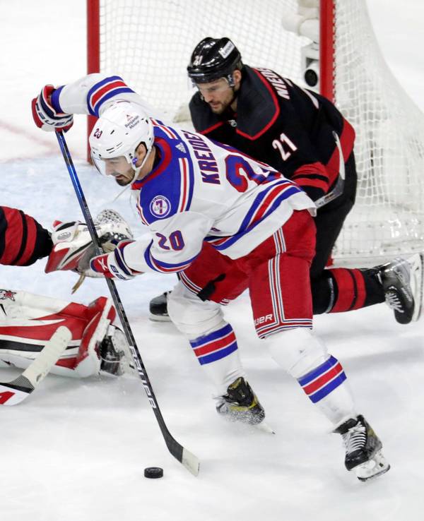 Chris Kreider (M, 20) von den New York Rangers in Aktion gegen Torwart Antti Raanta (32) und Nino Niederreiter (r, 21) von den Carolina Hurricanes.