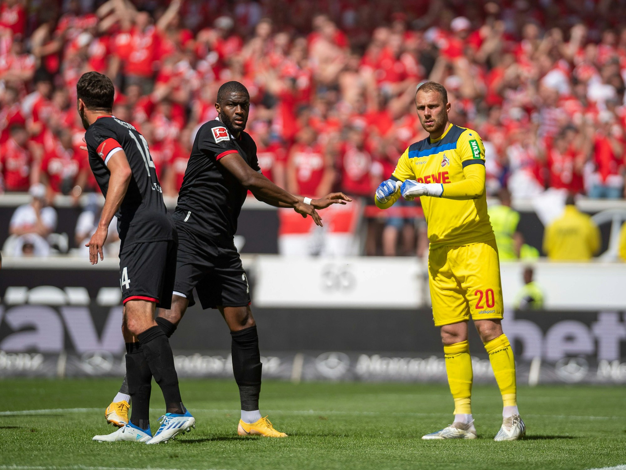 Anthony Modeste (l.) und Torhüter Marvin Schwäbe am 34. Spieltag gegen den VfB Stuttgart (14. Mai 2022).