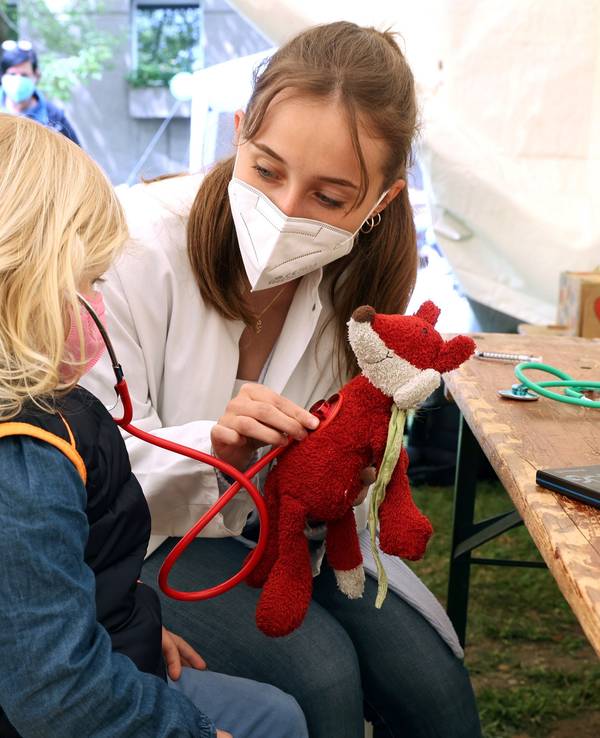 Medizinstudierende Chiara Wieser (23) kümmert sich um mitgebrachtes Kuscheltier.