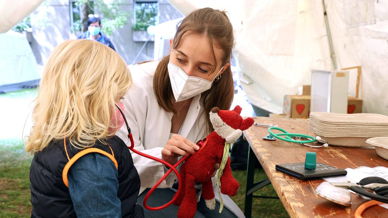 Medizinstudierende Chiara Wieser (23) kümmert sich um mitgebrachtes Kuscheltier.