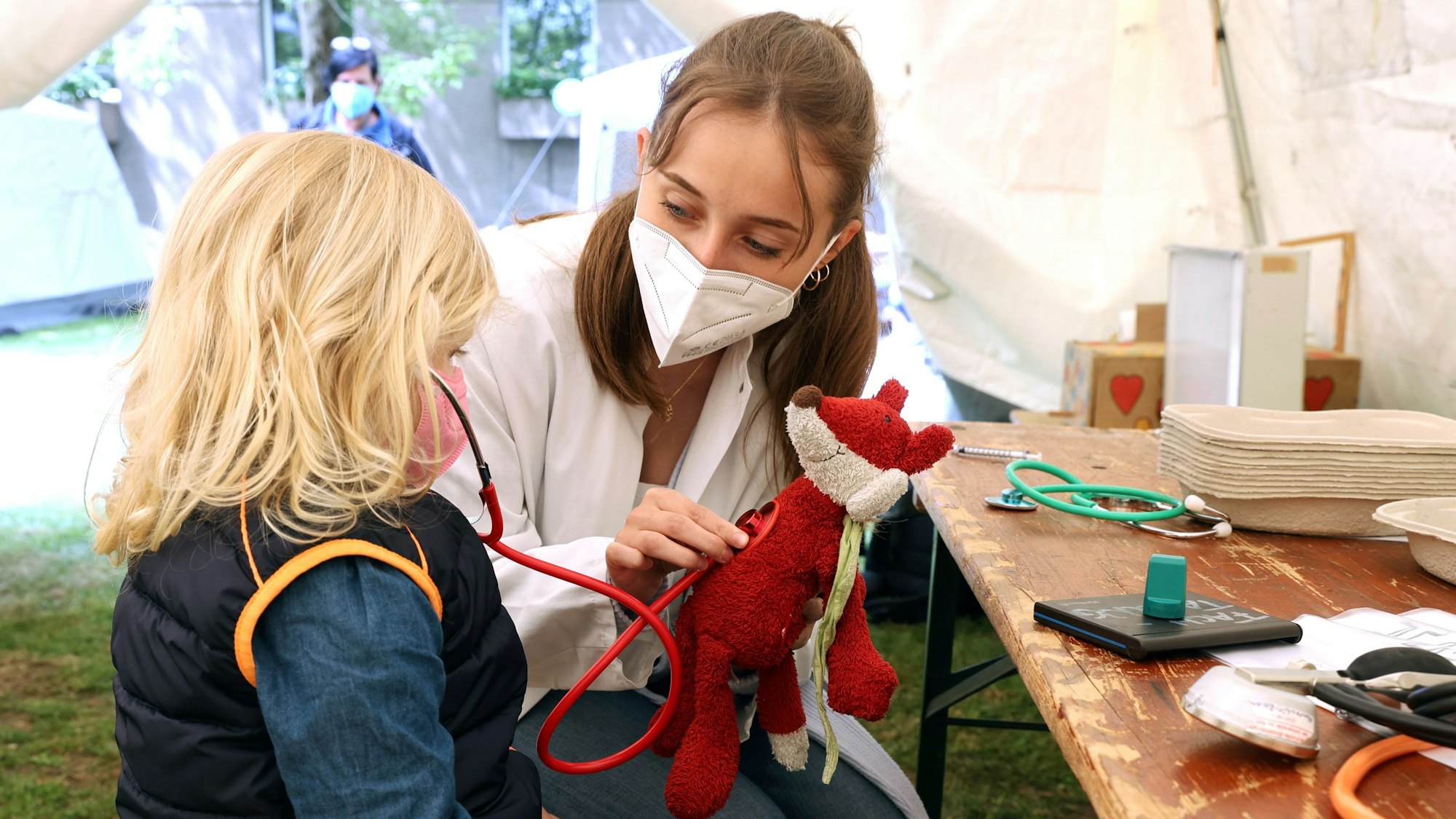 Medizinstudierende Chiara Wieser (23) kümmert sich um mitgebrachtes Kuscheltier.