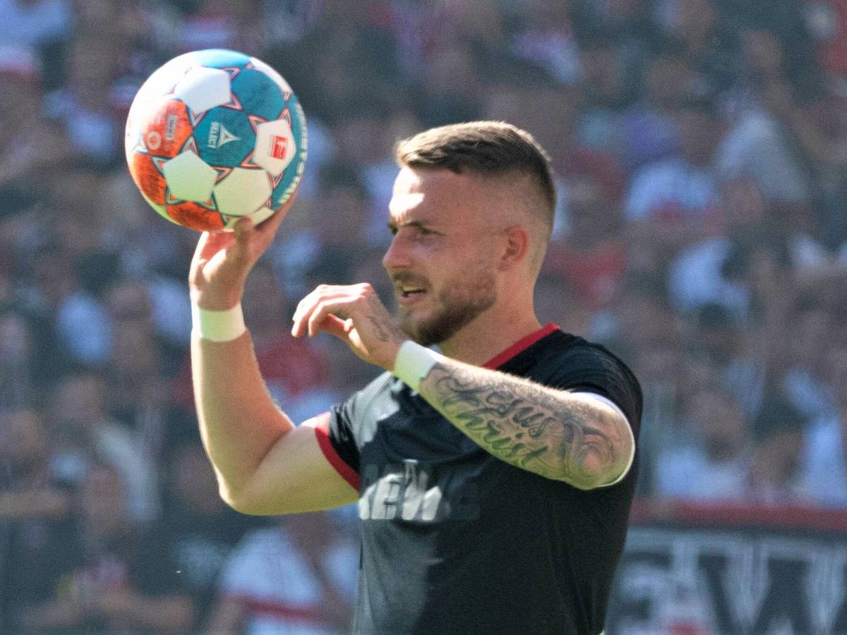 Jannes Horn hält bei einem Einwurf den Ball in der Hand.