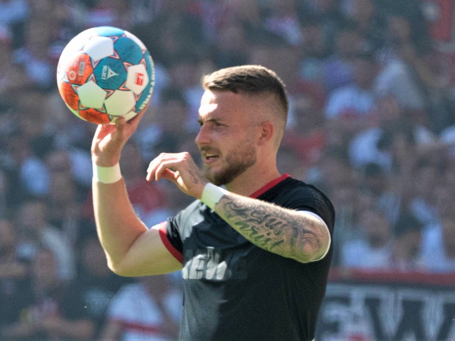 Jannes Horn hält bei einem Einwurf den Ball in der Hand.