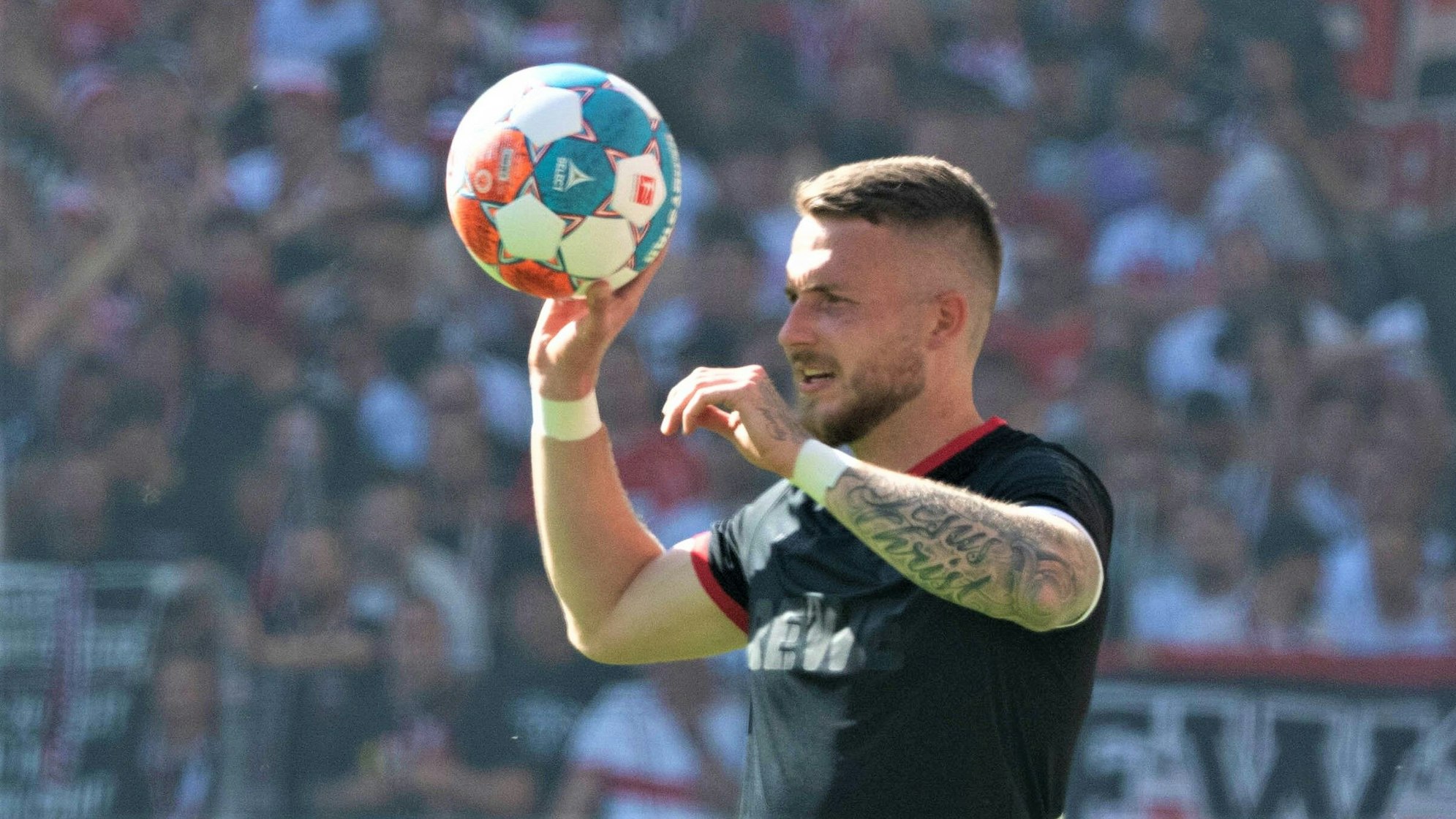 Jannes Horn hält bei einem Einwurf den Ball in der Hand.