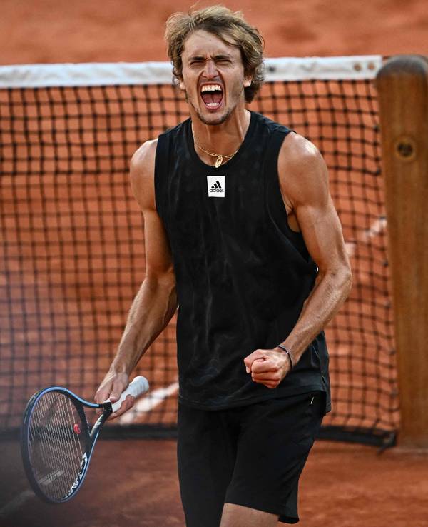 Erleichterter Jubel bei Alexander Zverev nach dem Viertelfinal-Sieg bei den French Open gegen Carlos Alcaraz.