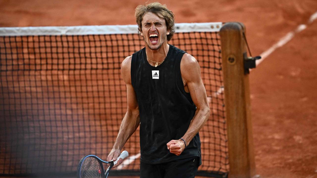 Erleichterter Jubel bei Alexander Zverev nach dem Viertelfinal-Sieg bei den French Open gegen Carlos Alcaraz.