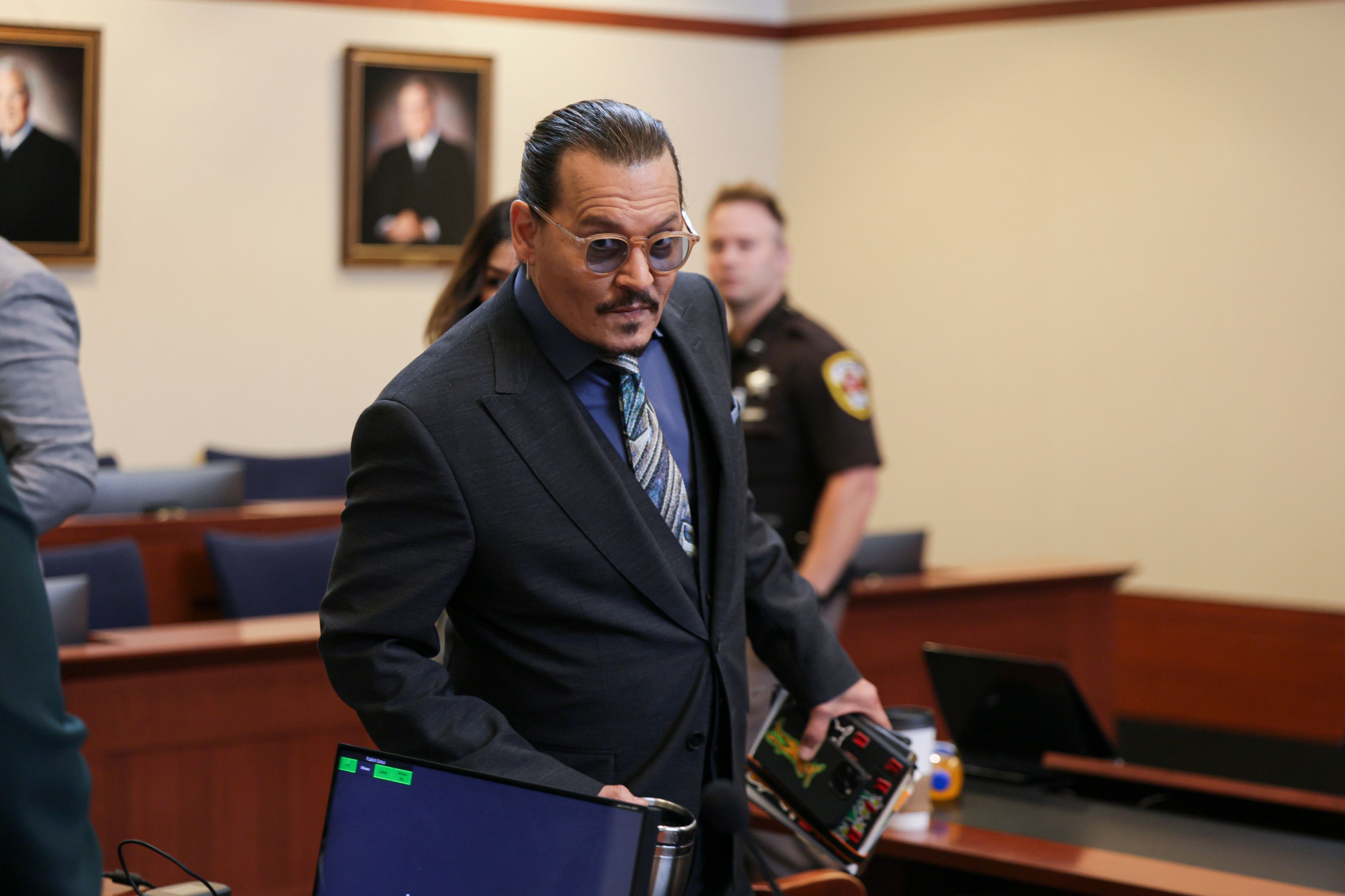 Johnny Depp, Schauspieler aus den USA, trifft im Gerichtssaal vor dem Fairfax County Circuit Courthouse in Fairfax ein. Depp wirft seiner Ex-Frau Heard vor, in einem 2018 von der «Washington Post» veröffentlichten Kommentar zum Thema häusliche Gewalt falsche Aussagen gemacht zu haben. +++ dpa-Bildfunk +++