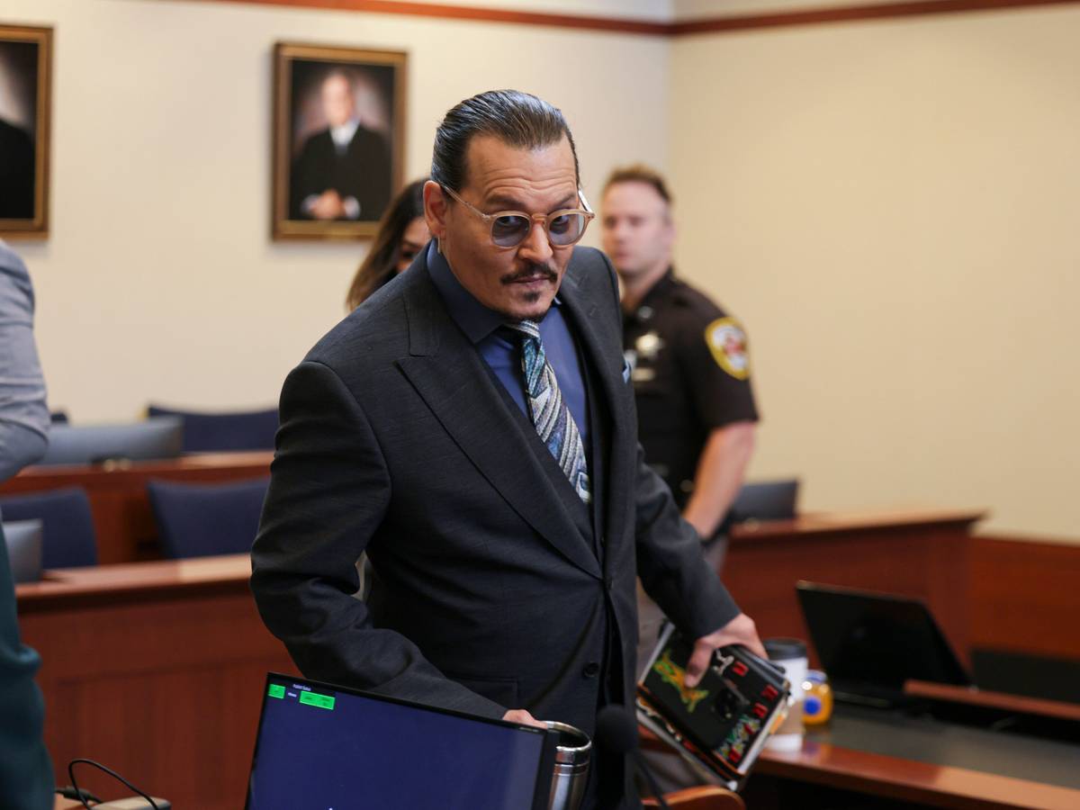 Johnny Depp, Schauspieler aus den USA, trifft im Gerichtssaal vor dem Fairfax County Circuit Courthouse in Fairfax ein. Depp wirft seiner Ex-Frau Heard vor, in einem 2018 von der «Washington Post» veröffentlichten Kommentar zum Thema häusliche Gewalt falsche Aussagen gemacht zu haben. +++ dpa-Bildfunk +++