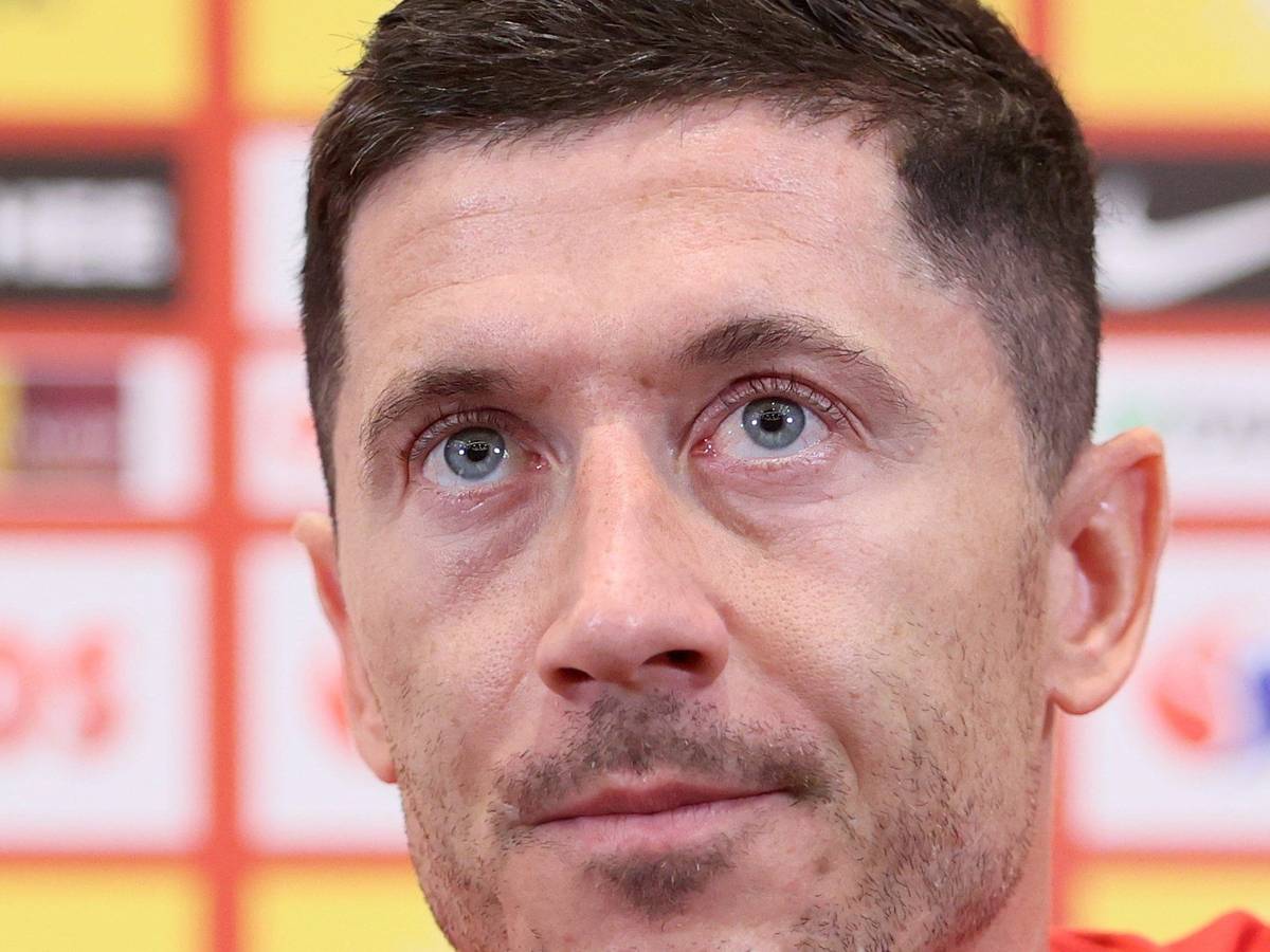Polens Robert Lewandowski nimmt an einer Pressekonferenz teil. Polen trifft in der UEFA Nations League am 8. Juni 2022 in Brüssel auf Belgien.