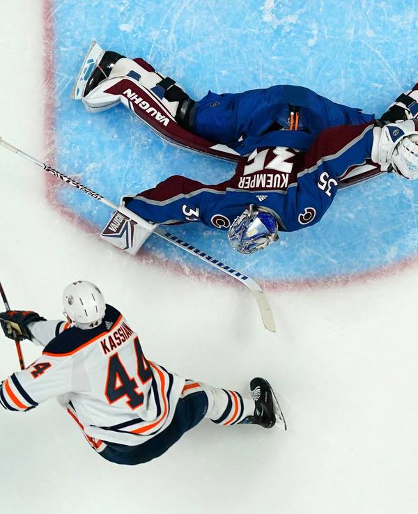 Playoff-Finale in der Western Conference: Goalie Darcy Kuemper (35) von Colorado pariert einen Schuss von Zack Kassian (44) von Edmonton.