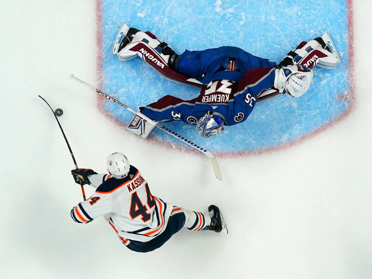 Playoff-Finale in der Western Conference: Goalie Darcy Kuemper (35) von Colorado pariert einen Schuss von Zack Kassian (44) von Edmonton.