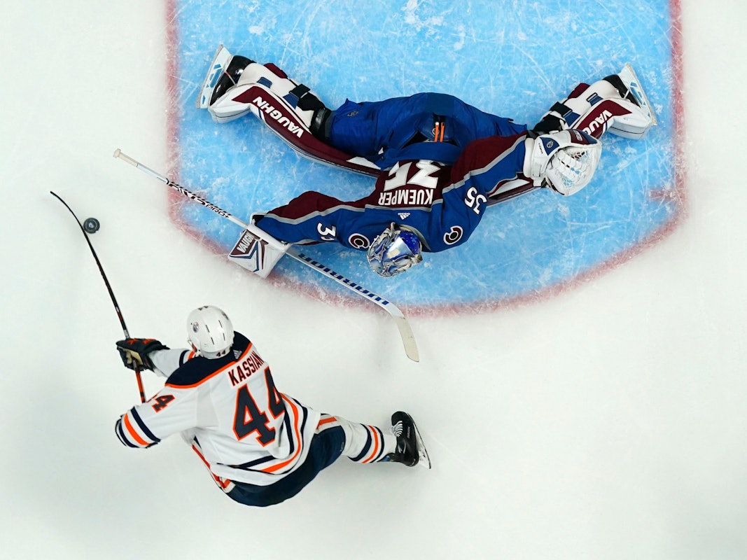 Playoff-Finale in der Western Conference: Goalie Darcy Kuemper (35) von Colorado pariert einen Schuss von Zack Kassian (44) von Edmonton.