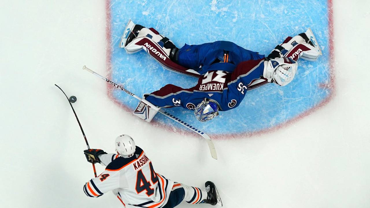 Playoff-Finale in der Western Conference: Goalie Darcy Kuemper (35) von Colorado pariert einen Schuss von Zack Kassian (44) von Edmonton.