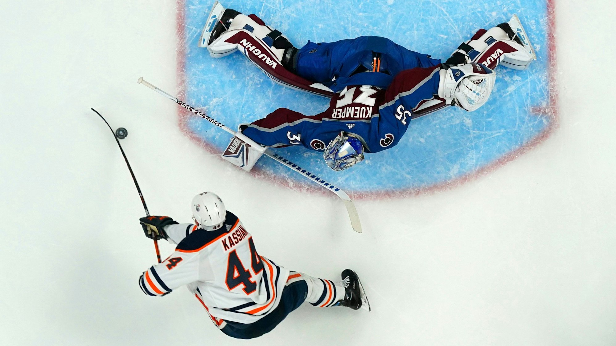 Playoff-Finale in der Western Conference: Goalie Darcy Kuemper (35) von Colorado pariert einen Schuss von Zack Kassian (44) von Edmonton.