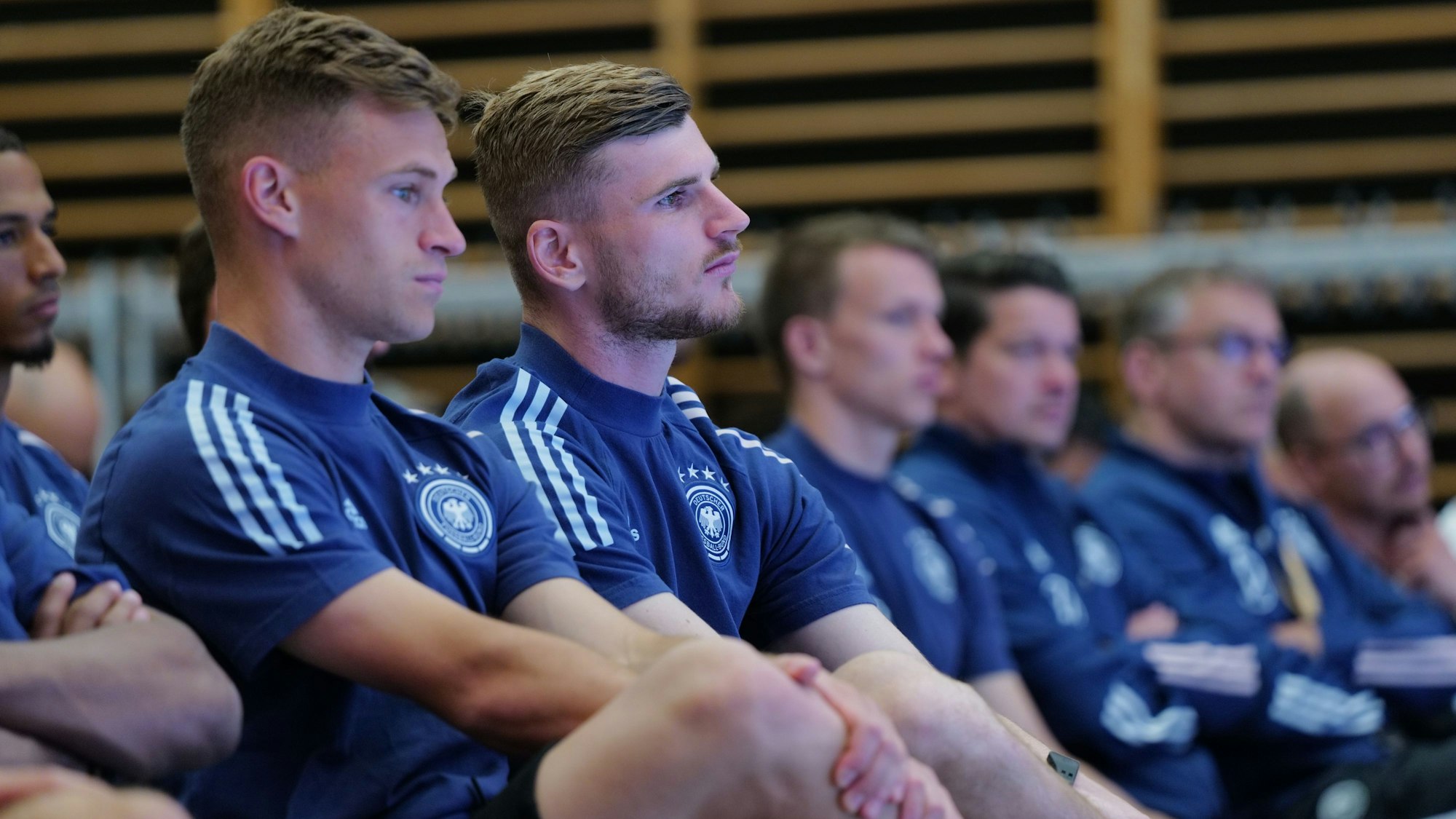 Die Nationalspieler sitzen bei einem Vortrag und hören zu.