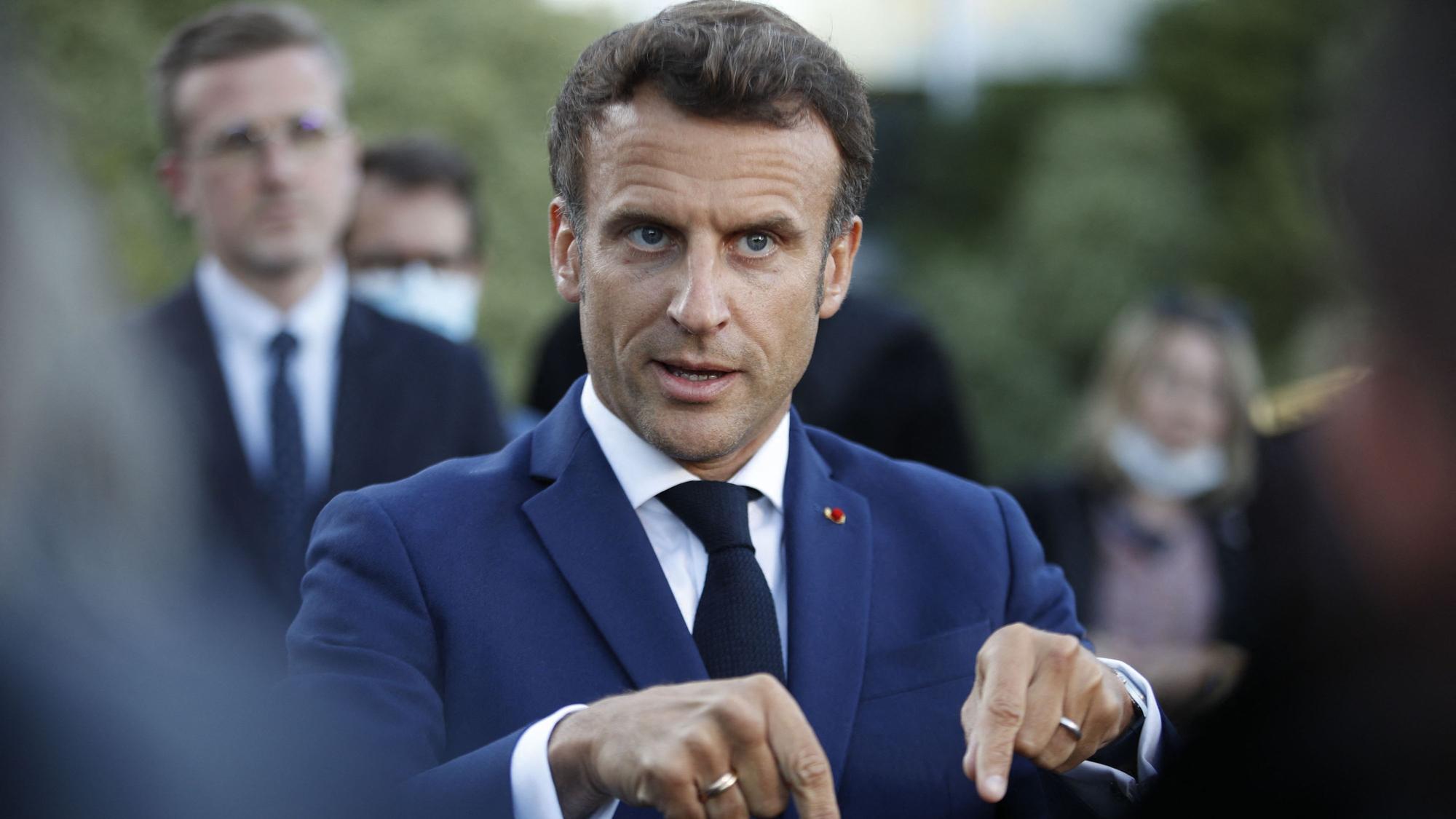 Emmanuel Macron in Cherbourg bei einem Pressegespräch.