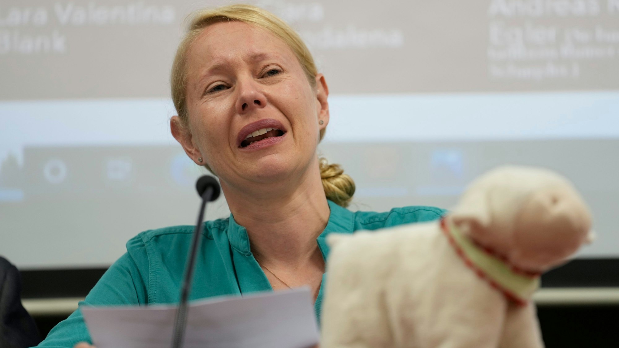 Die deutsche Mutter Anne Maja Reiniger-Egler aus Deutschland spricht über ihre vermisste 10-jährige Tochter Clara während einer Pressekonferenz in Paraguay.