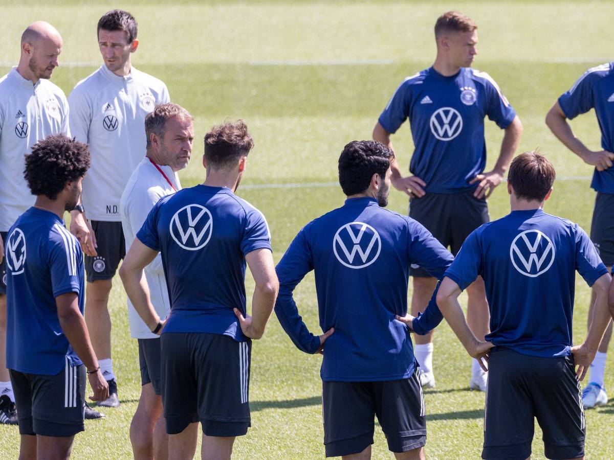 Trainer Hansi Flick (4.v.l.) steht beim Training mit seinen Spielern auf dem Platz.