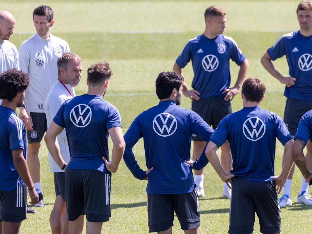 Trainer Hansi Flick (4.v.l.) steht beim Training mit seinen Spielern auf dem Platz.