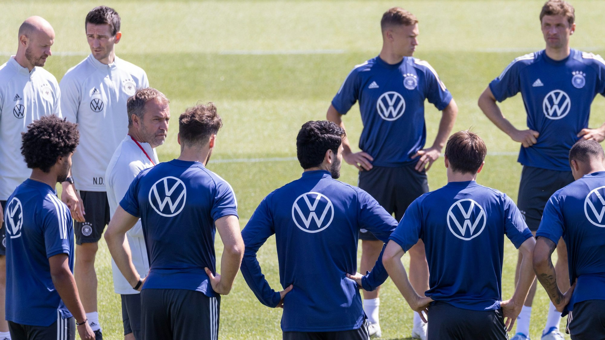 Trainer Hansi Flick (4.v.l.) steht beim Training mit seinen Spielern auf dem Platz.