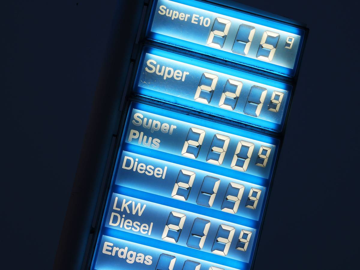 Eine Tankstelle in Köln. Preise für Kraftstoffe sind an einer Tankstelle angezeigt.