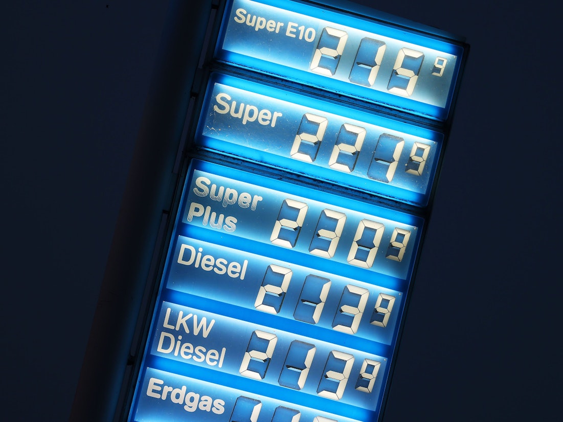 Eine Tankstelle in Köln. Preise für Kraftstoffe sind an einer Tankstelle angezeigt.