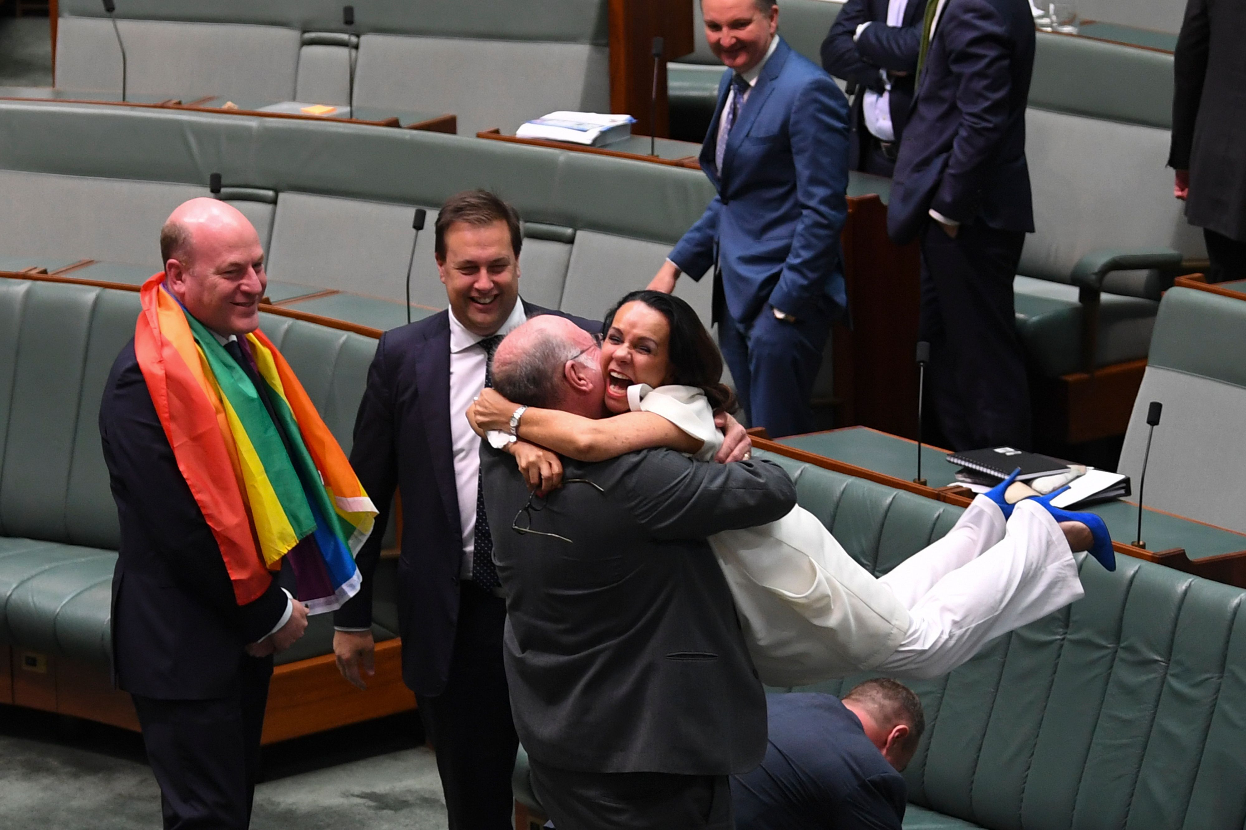 Die Parlamentsmitglieder Warren Entsch und Linda Burney freuen sich am 07.12.2017 im Parlament in Canberra (Australien), nachdem das Parlament die Ehe für alle beschlossen hatte.