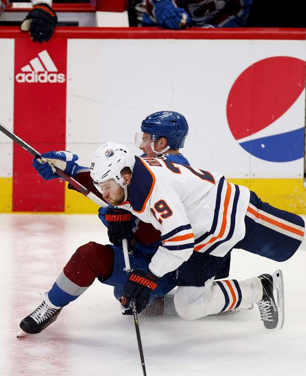 Leon Draisaitl in Spiel eins der Edmonton Oilers im NHL-Halbfinale bei den Colorado Avalanche im Duell mit Cale Makar.