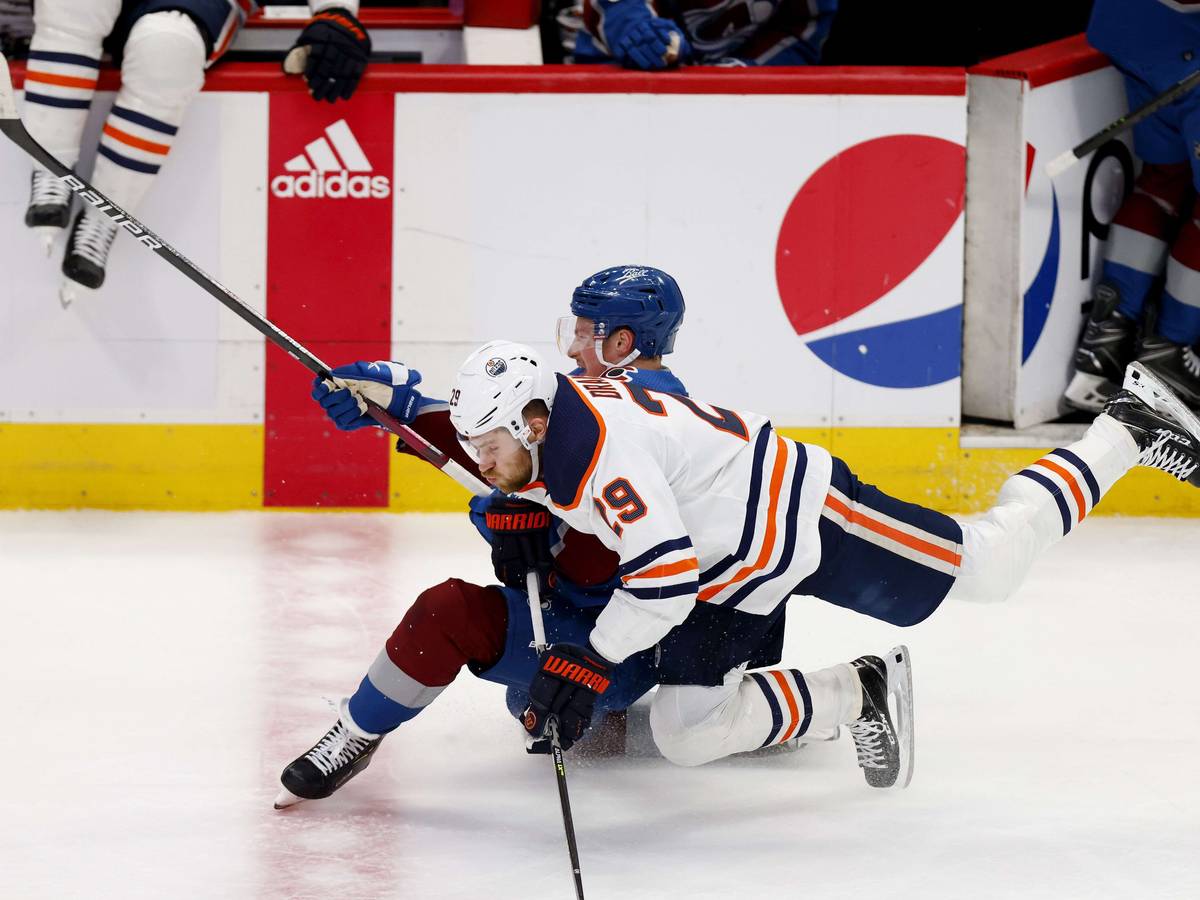 Leon Draisaitl in Spiel eins der Edmonton Oilers im NHL-Halbfinale bei den Colorado Avalanche im Duell mit Cale Makar.