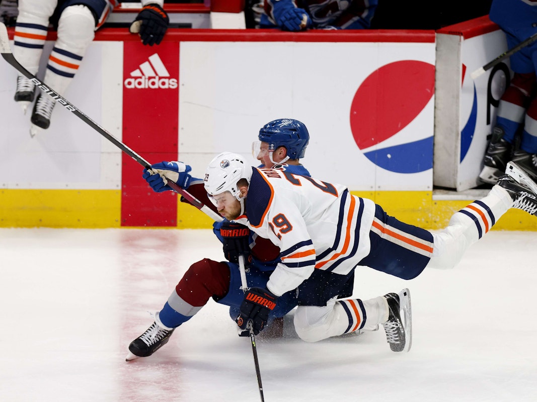 Leon Draisaitl in Spiel eins der Edmonton Oilers im NHL-Halbfinale bei den Colorado Avalanche im Duell mit Cale Makar.