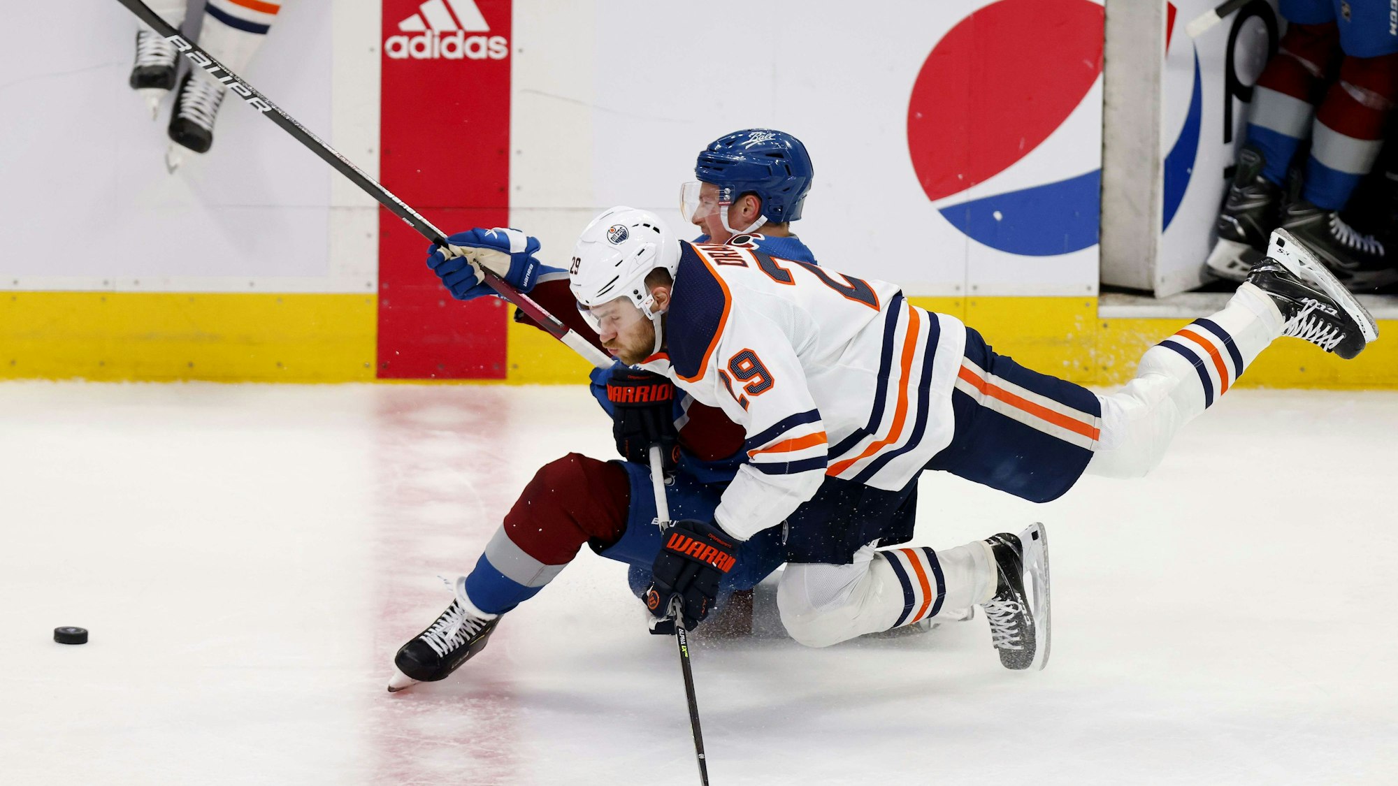 Leon Draisaitl in Spiel eins der Edmonton Oilers im NHL-Halbfinale bei den Colorado Avalanche im Duell mit Cale Makar.