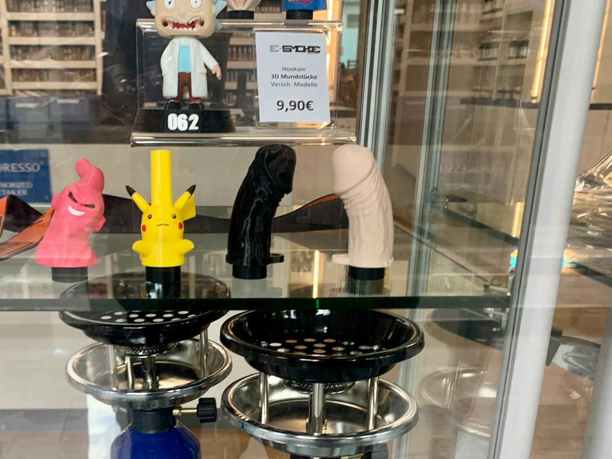 Penis-Shisha-Mundstücke stehen im Schaufenster der Kölner E-Smoke-Factory.