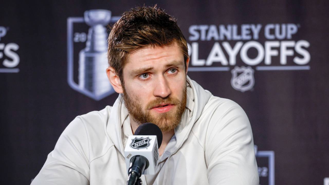 Edmonton Oilers-Center Leon Draisaitl spricht zu Journalisten.