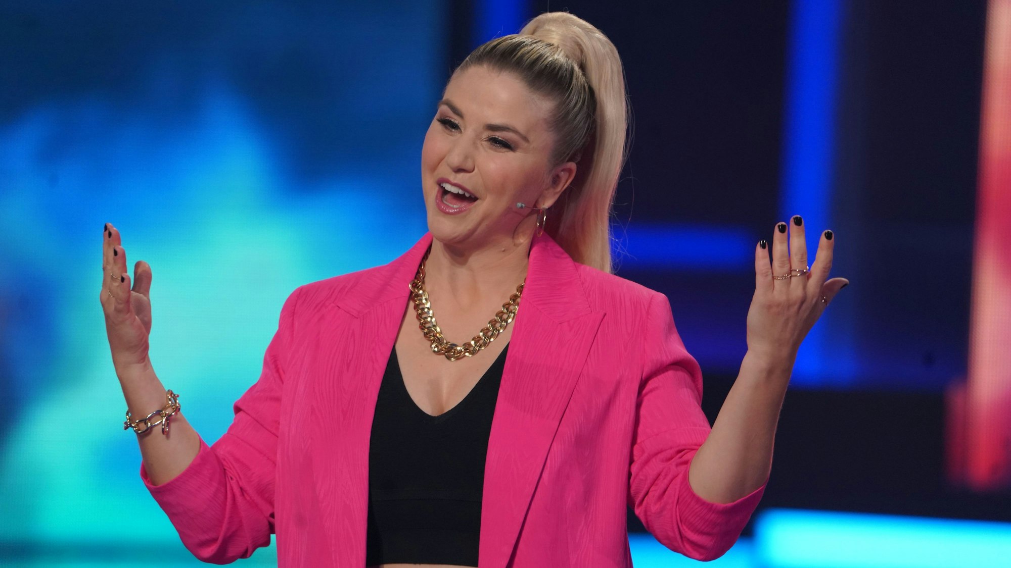 Die Sängerin Beatrice Egli steht bei der Aufzeichnung der "Beatrice Egli Show" auf der Bühne.