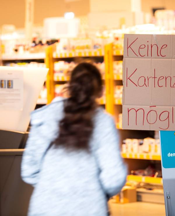 „Keine Kartenzahlung möglich“ steht auf einem Schild am Eingang eines Drogeriemarktes in Bremen.