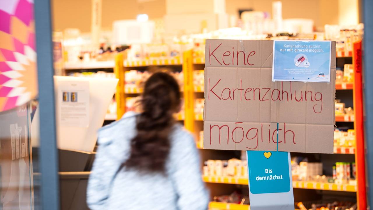 „Keine Kartenzahlung möglich“ steht auf einem Schild am Eingang eines Drogeriemarktes in Bremen.