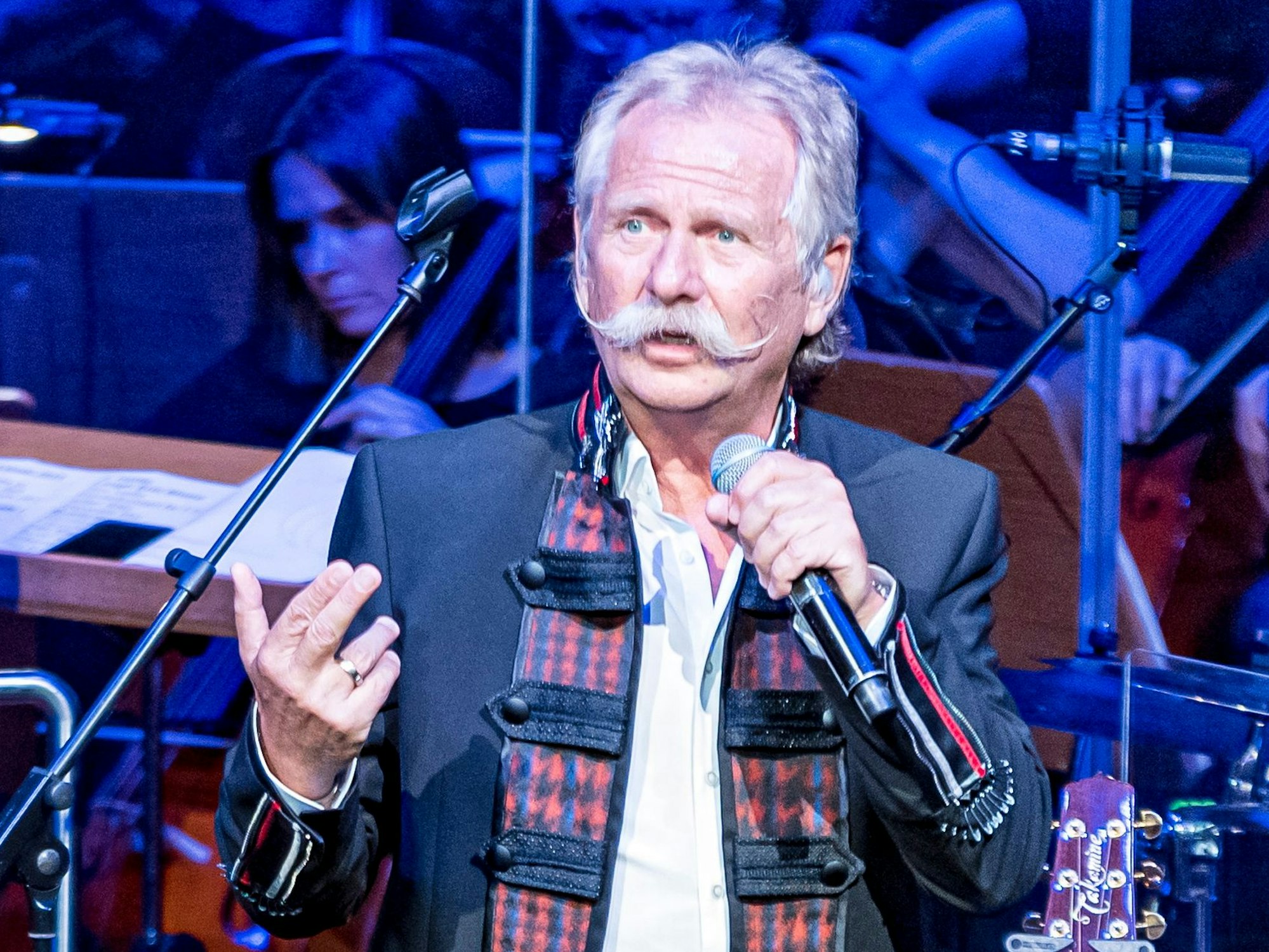 Henning Krautmacher mit den Höhnern auf der Bühne.