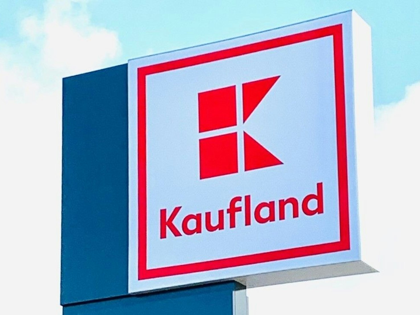 Das Kaufland-Logo an einer Filiale.