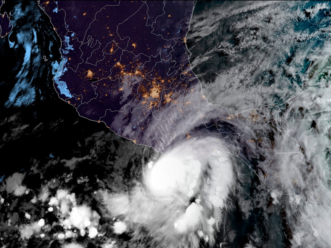 Dieses von der NOAA zur Verfügung gestellte Satellitenbild zeigt den Hurrikan Agatha vor der Pazifikküste des mexikanischen Bundesstaates Oaxaca. Mit ungewöhnlicher Stärke ist der erste Hurrikan der Saison an Mexikos Pazifikküste auf Land getroffen.