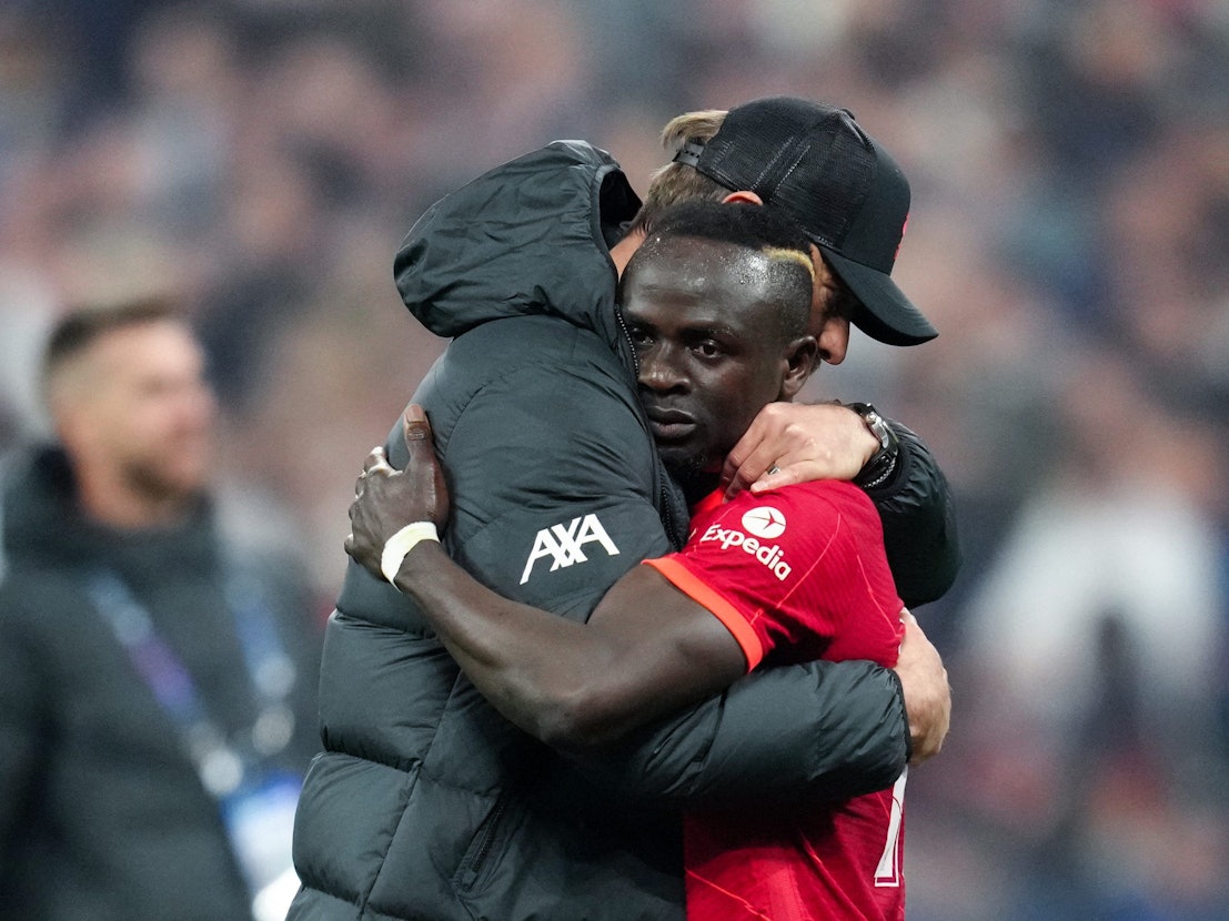 Liverpools Trainer Jürgen Klopp (l) tröstet Sadio Mané nach der Niederlage.