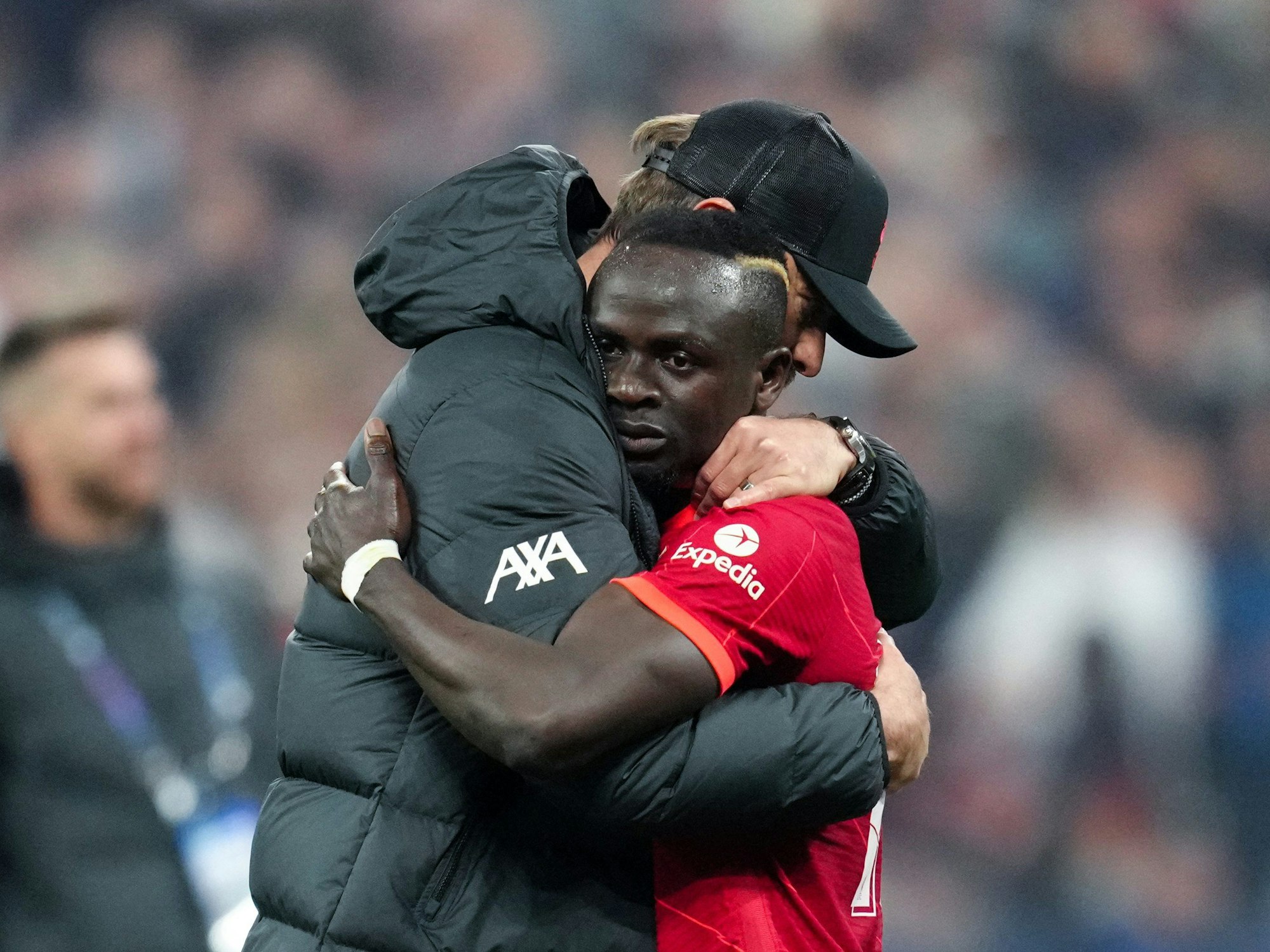 Liverpools Trainer Jürgen Klopp (l) tröstet Sadio Mané nach der Niederlage.