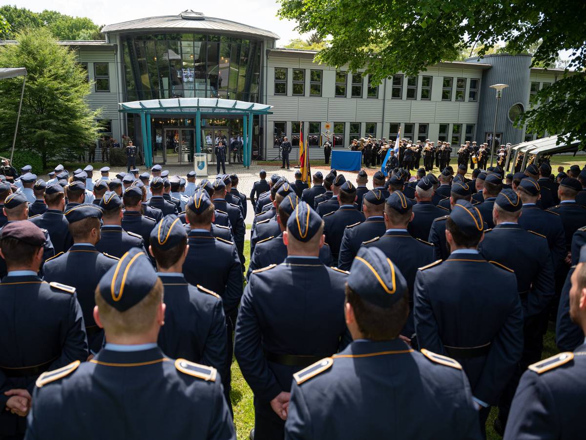 Soldaten und Soldatinnen stehen in Appen (Schleswig-Holstein) in Formation während der Namensgebungszeremonie für das zentrale Lehrsaalgebäude der Unteroffizierschule der Luftwaffe, welches in „Feldwebel-Laabs-Zentrum“ umbenannt wird.