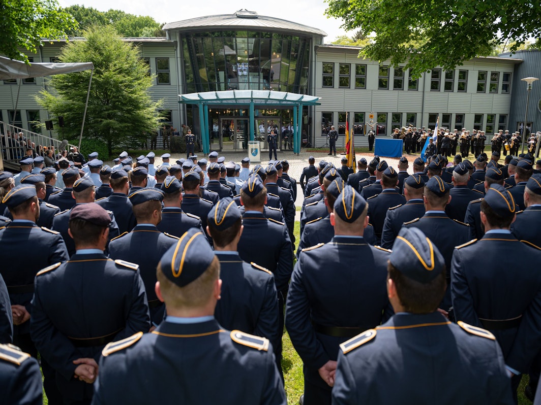 Soldaten und Soldatinnen stehen in Appen (Schleswig-Holstein) in Formation während der Namensgebungszeremonie für das zentrale Lehrsaalgebäude der Unteroffizierschule der Luftwaffe, welches in „Feldwebel-Laabs-Zentrum“ umbenannt wird.