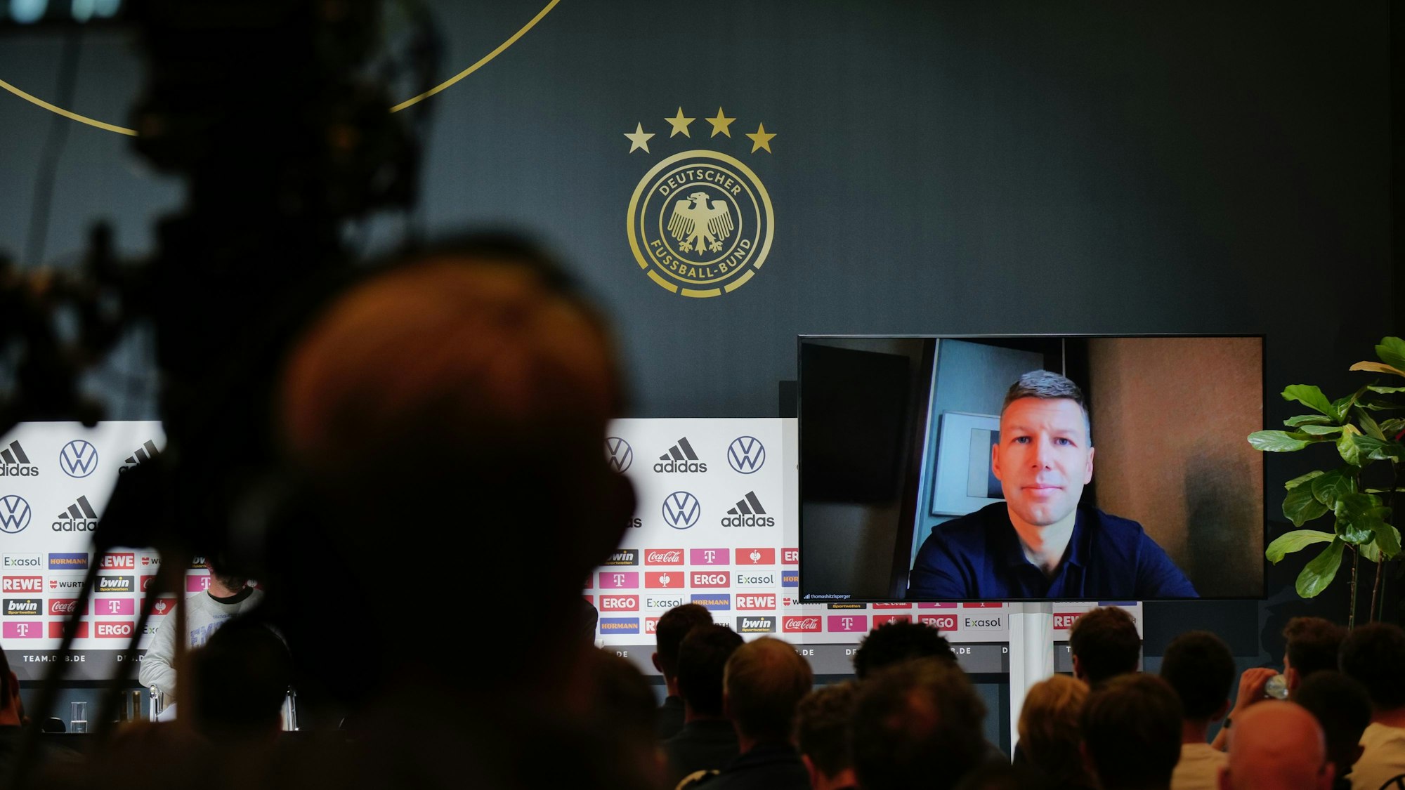 Thomas Hitzlsperger spricht per Videoschalte zu den Nationalspielern.
