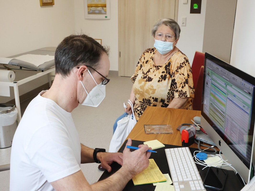 Thüringen: Hausarzt Ulf Zitterbart bespricht mit einer Patientin die Impfung mit dem Impfstoff von Biontech/Pfizer gegen Covid 19 in seiner Praxis.
