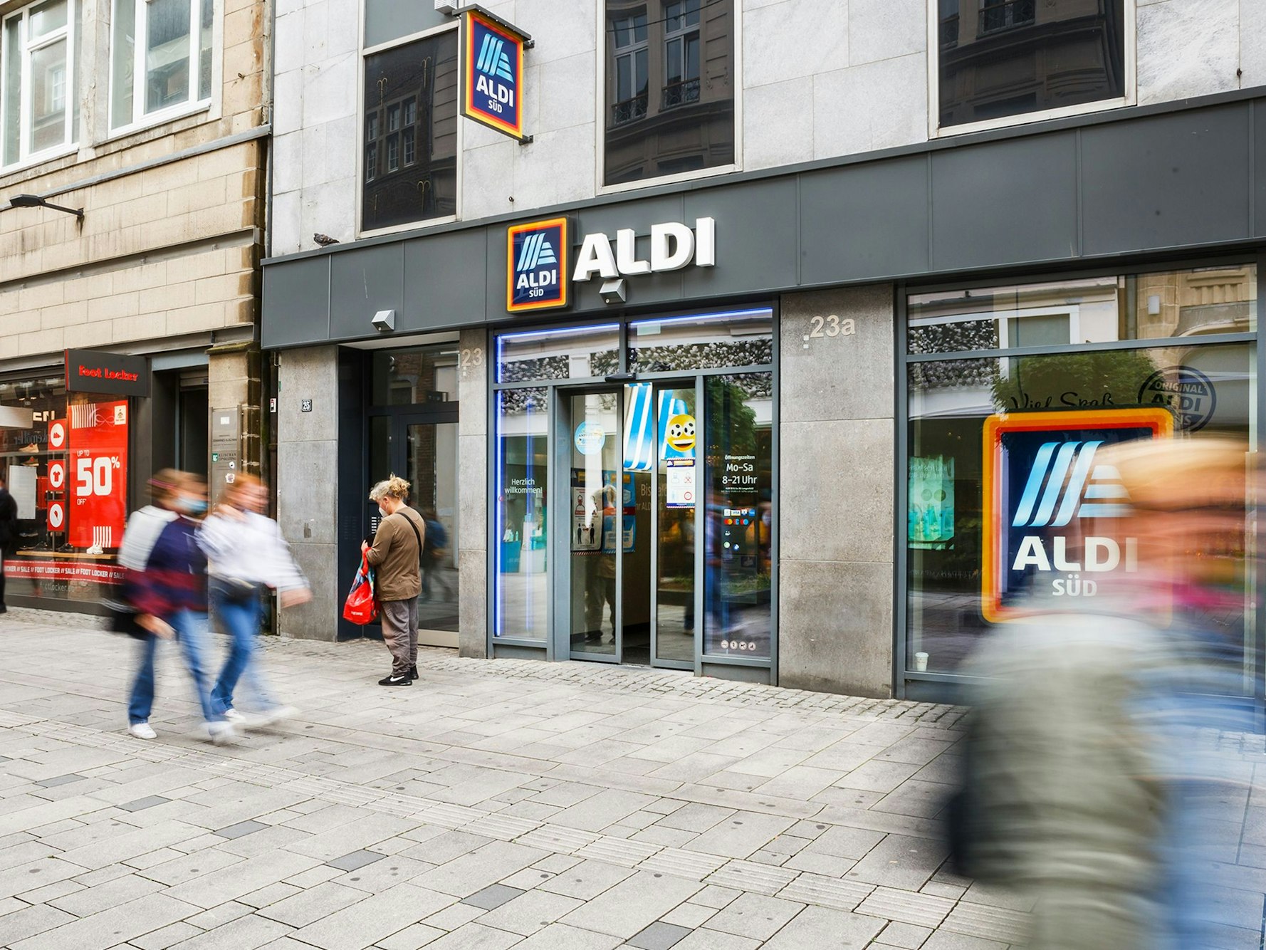 Die Aldi Süd Filiale in der Düsseldorfer Altstadt, fotografiert am 5. Juli 2021.
