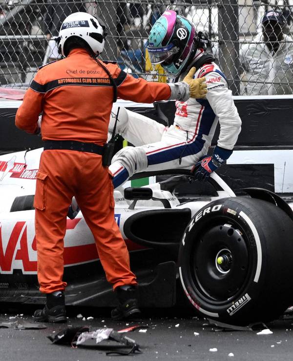 Mick Schumacher steigt nach dem Unfall von Monaco am Sonntag (29. Mai 2022) aus seinem ramponierten Haas.
