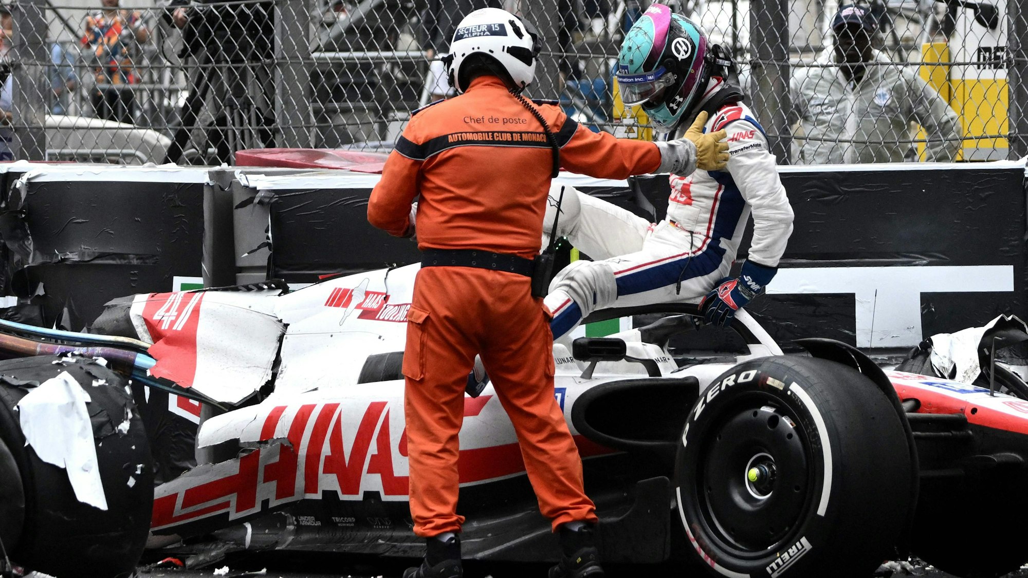 Mick Schumacher steigt nach dem Unfall von Monaco am Sonntag (29. Mai 2022) aus seinem ramponierten Haas.